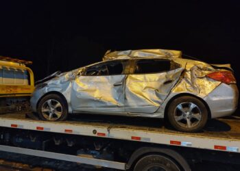 Quatro pessoas ficam feridas após carro capotar e cair em barranco de 30 metros na BR-267