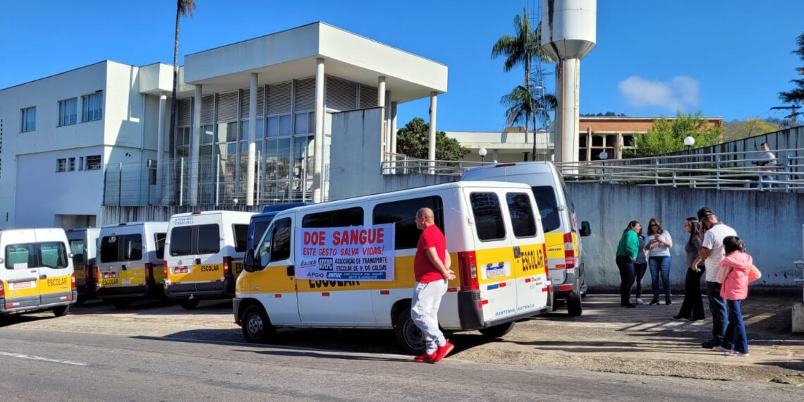 Motoristas de transporte escolar fazem carreata para doação de sangue em Poços