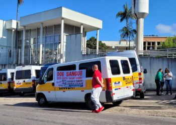 Motoristas de transporte escolar fazem carreata para doação de sangue em Poços