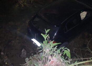 Motorista perde o controle do veículo e cai dentro de um rio