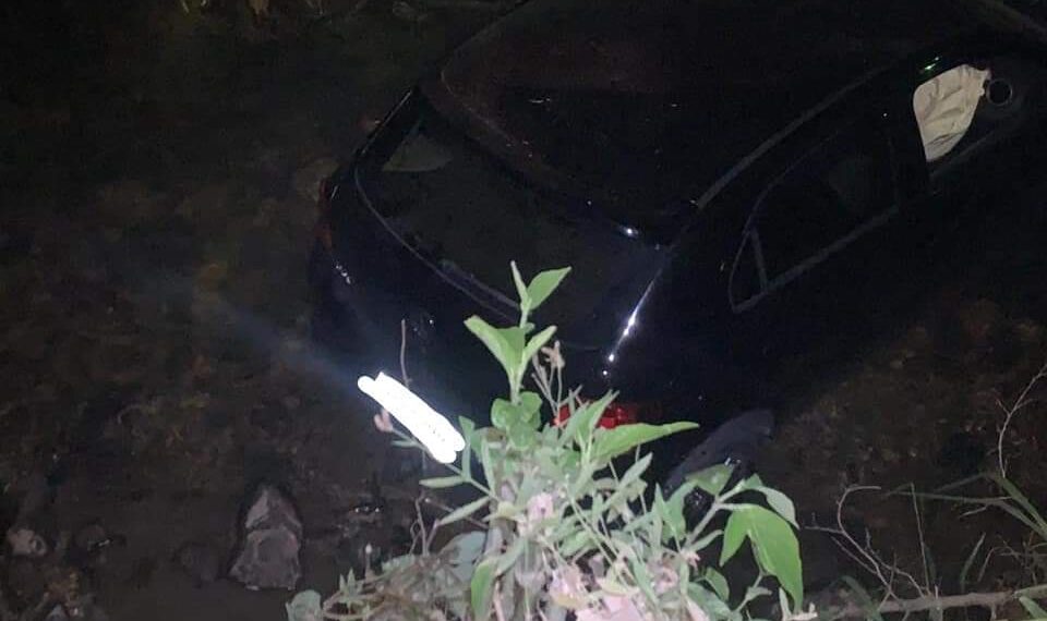 Motorista perde o controle do veículo e cai dentro de um rio