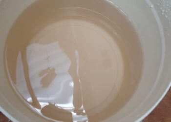 Moradores de alguns bairros da região oeste de Poços de Caldas têm água escura saindo das torneiras