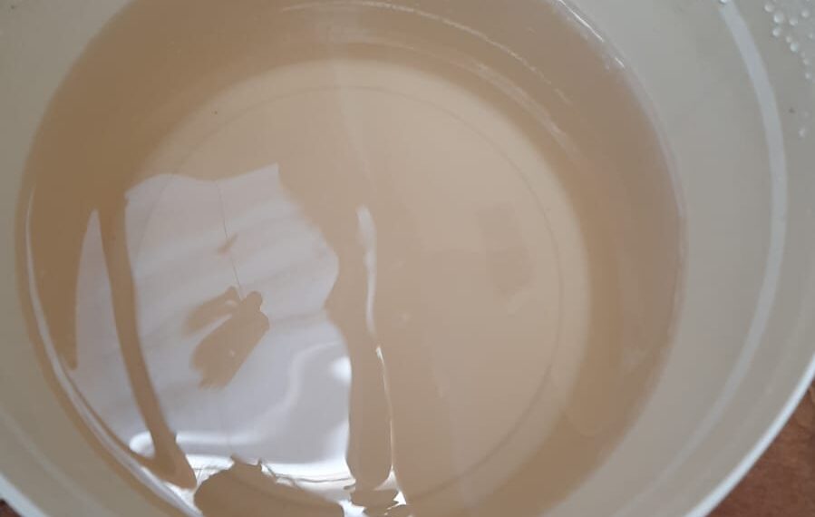 Moradores de alguns bairros da região oeste de Poços de Caldas têm água escura saindo das torneiras