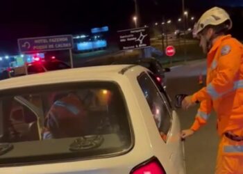 Acidente com três carros deixa uma pessoa ferida na Rodovia do Contorno em Poços de Caldas