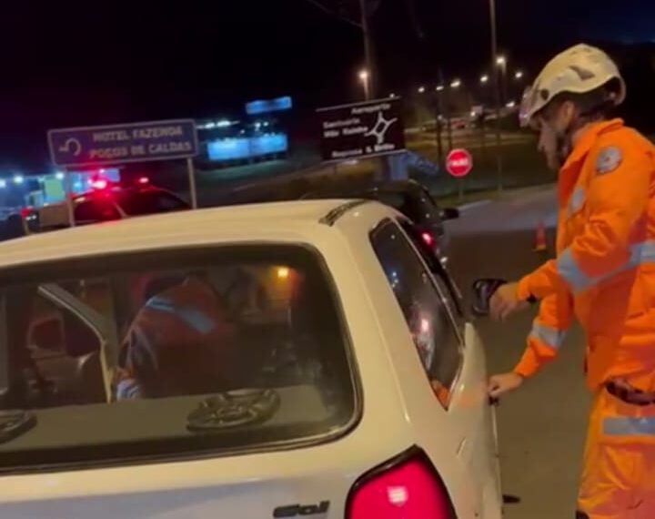 Acidente com três carros deixa uma pessoa ferida na Rodovia do Contorno em Poços de Caldas
