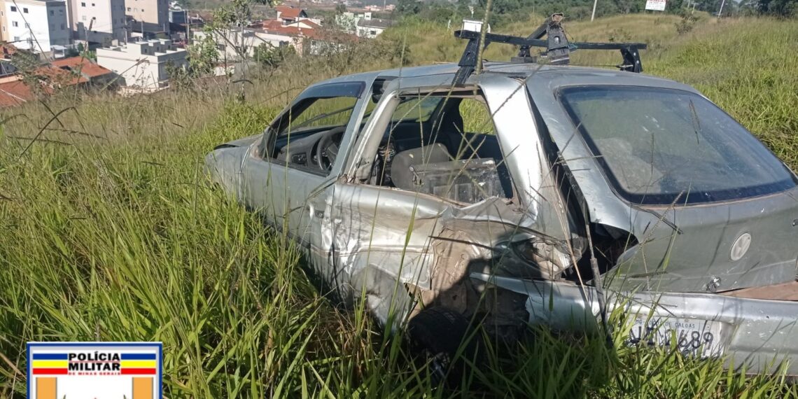 Acidente envolvendo três carros deixa uma pessoa ferida em Poços de Caldas