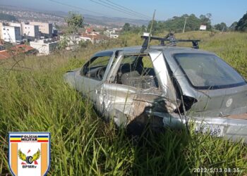 Acidente envolvendo três carros deixa uma pessoa ferida em Poços de Caldas