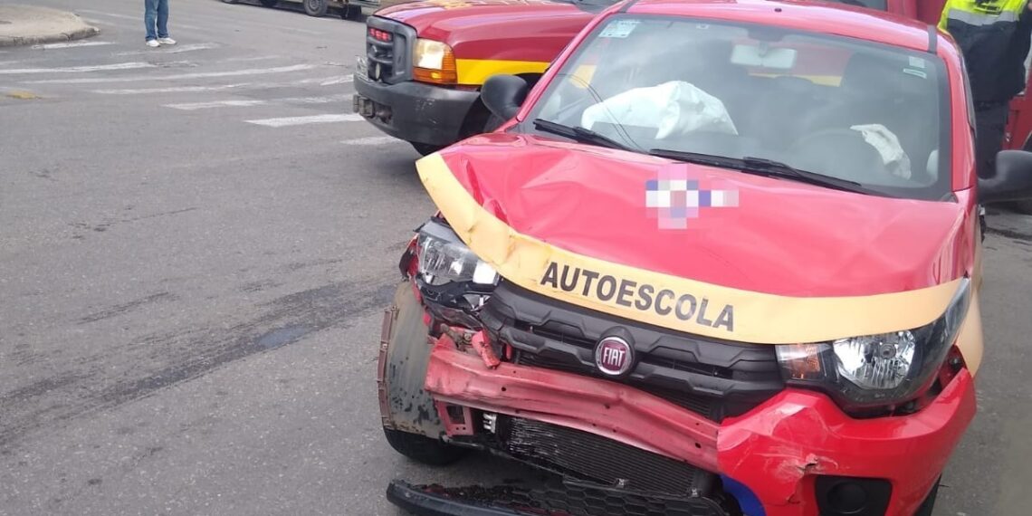 Carro de autoescola perde freio e causa acidente no Centro de Poços de Caldas