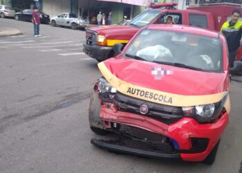 Carro de autoescola perde freio e causa acidente no Centro de Poços de Caldas