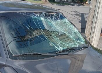 Carro atinge bicicleta ocupada por dois adolescentes em Poços