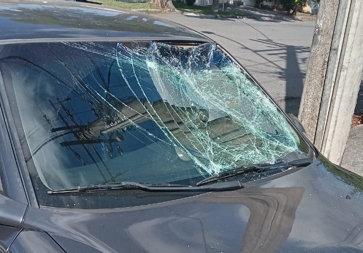 Carro atinge bicicleta ocupada por dois adolescentes em Poços