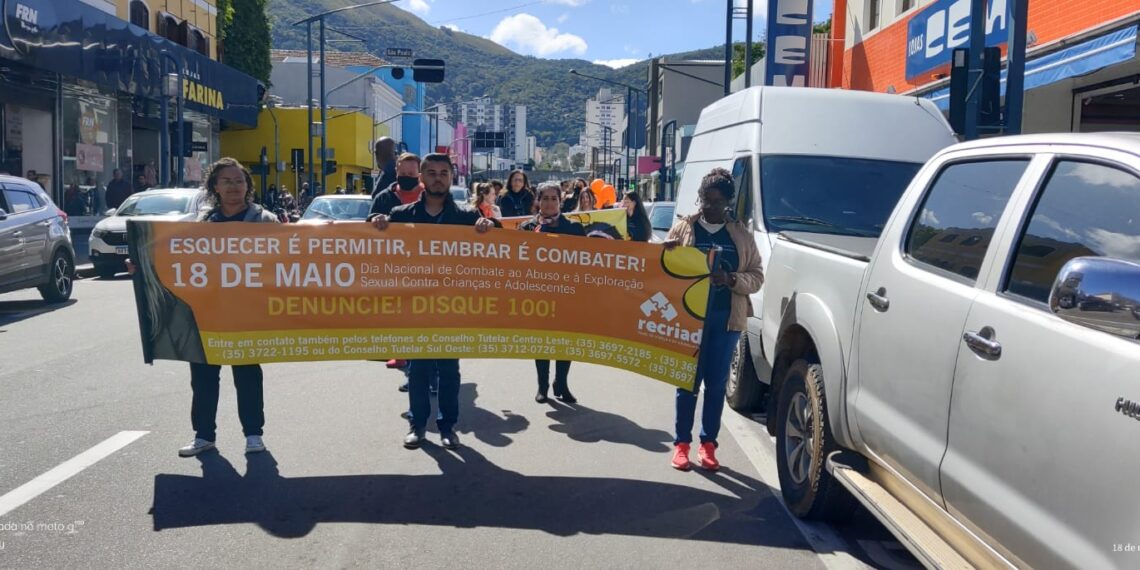 Passeata contra abuso e exploração sexual infantil é realizada em Poços de Caldas