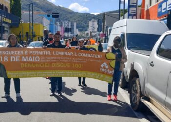 Passeata contra abuso e exploração sexual infantil é realizada em Poços de Caldas