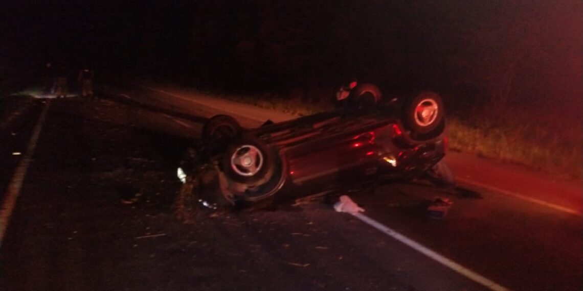 Motorista fica ferida após capotar carro na zona rural de Poços de Caldas