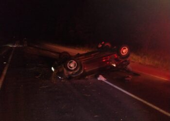 Motorista fica ferida após capotar carro na zona rural de Poços de Caldas