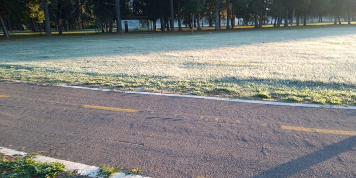 Geada e temperatura baixa marcam o início da sexta em Poços de Caldas