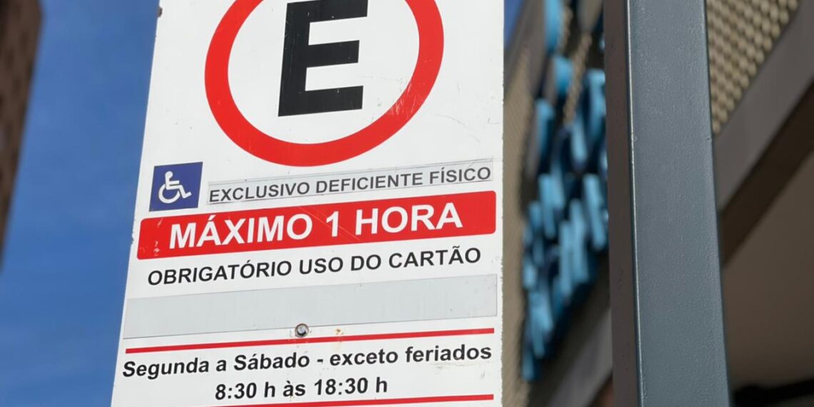Vereador pede correção de placas de estacionamentos destinados a idosos e deficientes