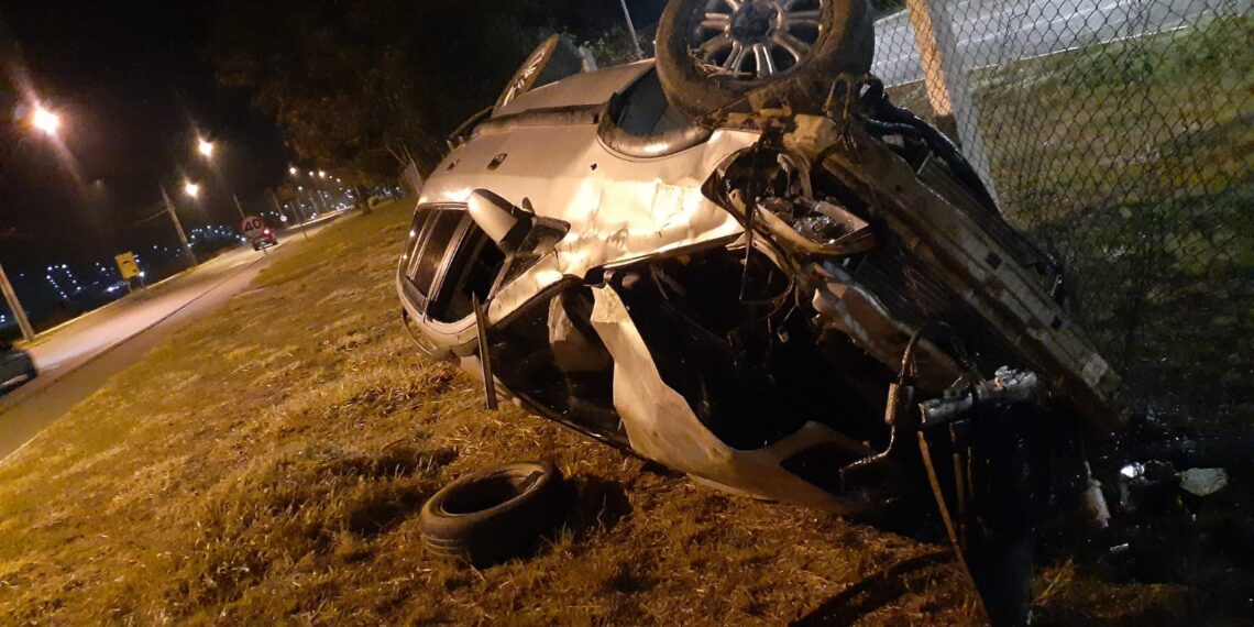Motorista capota carro na zona sul de Poços de Caldas