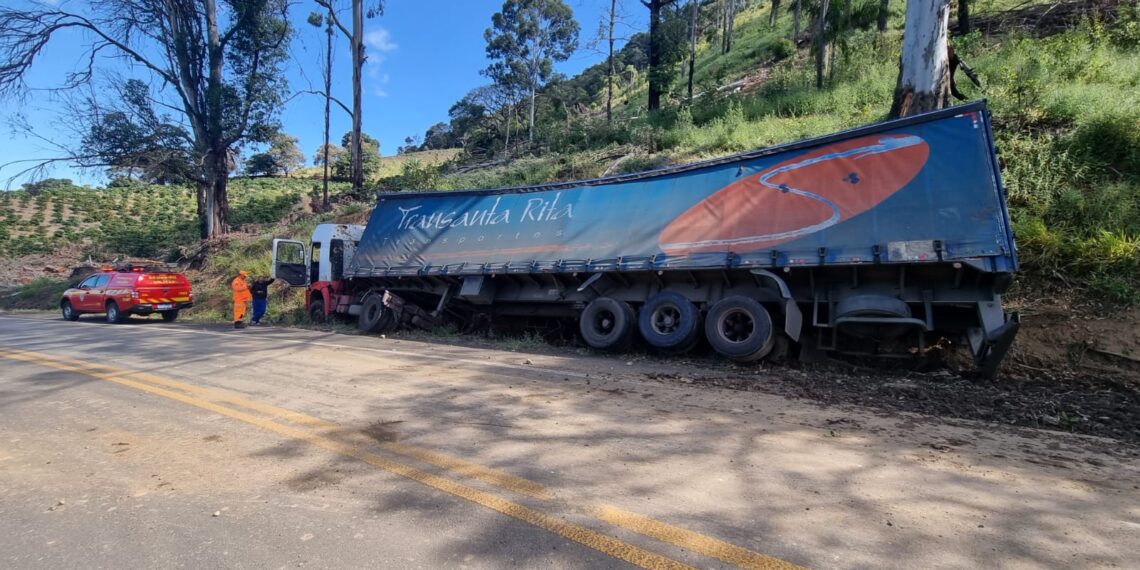 Carreta tomba na MGC 146 em Andradas