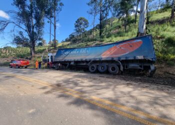 Carreta tomba na MGC 146 em Andradas