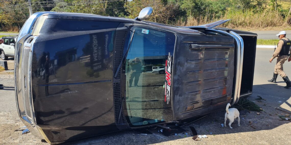 Caminhonete tomba em acidente com outro carro em Poços de Caldas
