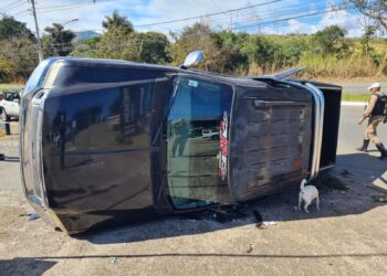 Caminhonete tomba em acidente com outro carro em Poços de Caldas