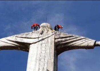 Estátua do Cristo Redentor recebe limpeza nesta segunda-feira em Poços de Caldas