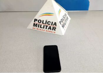 Homem pede copo d’água e aproveita para furtar celular de morador