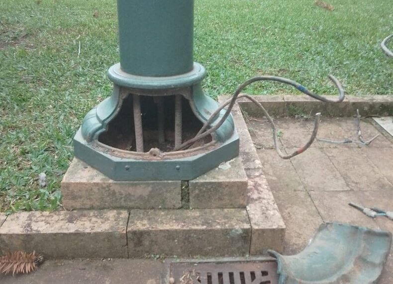 Postes de iluminação de praças são alvos de vandalismo e furto em Poços de Caldas