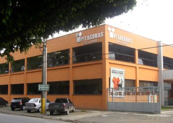 Pitágoras troca inscrição de vestibular por doação de agasalhos e alimentos em Poços