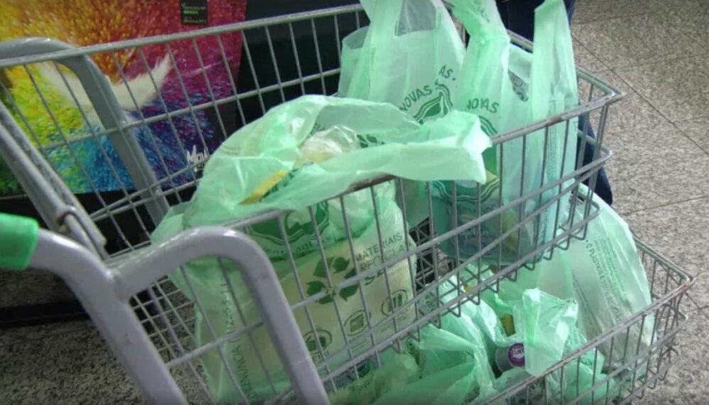 Procon apura denúncia de vantagem excessiva sobre venda de sacolas em Poços