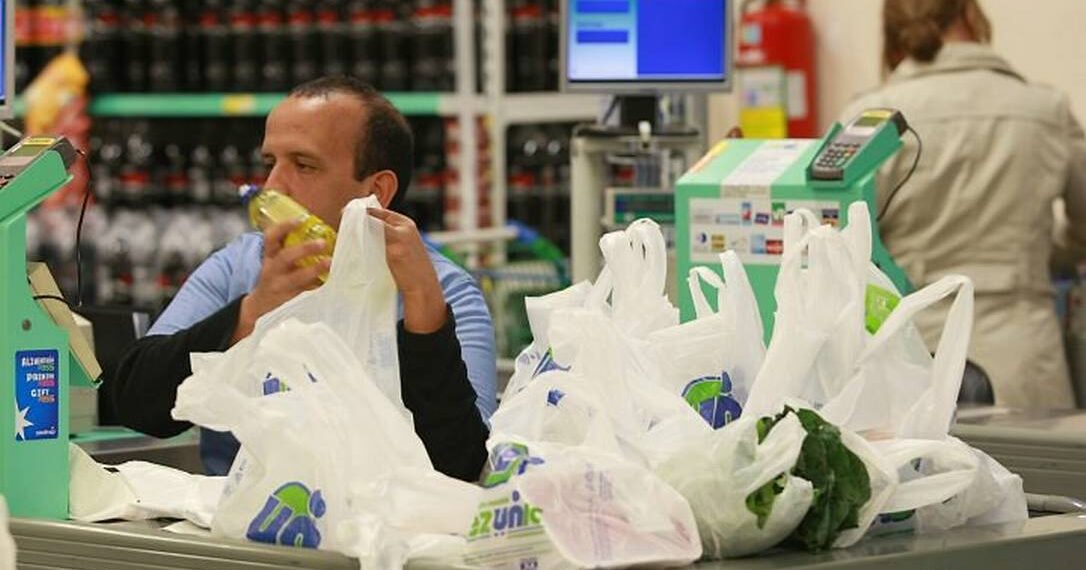 Supermercados deixam de oferecer gratuitamente sacolas plásticas a partir desta segunda