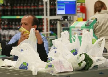Supermercados deixam de oferecer gratuitamente sacolas plásticas a partir desta segunda