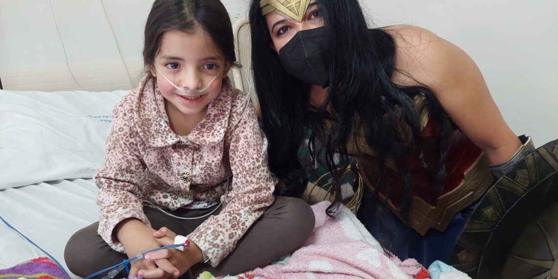 “Mulher-Maravilha” faz visita surpresa na Pediatria da Santa Casa de Poços de Caldas