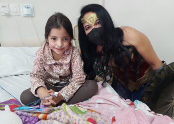 “Mulher-Maravilha” faz visita surpresa na Pediatria da Santa Casa de Poços de Caldas