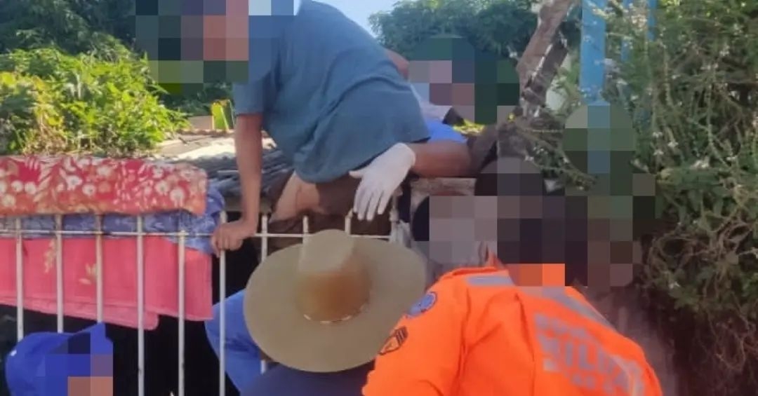 Adolescente tem a coxa perfurada por uma lança de grade