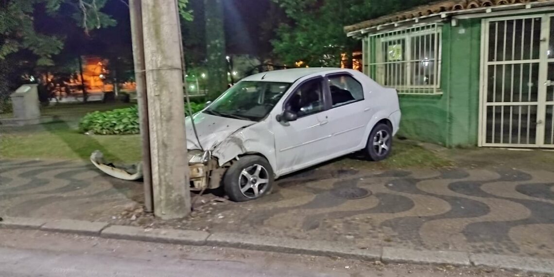Adolescente bate carro em poste no centro de Poços de Caldas