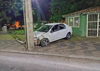 Adolescente bate carro em poste no centro de Poços de Caldas