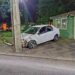 Adolescente bate carro em poste no centro de Poços de Caldas