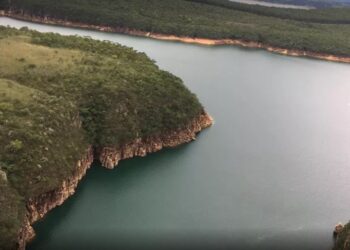 Dois passageiros morrem após embarcação tombar no Lago de Furnas