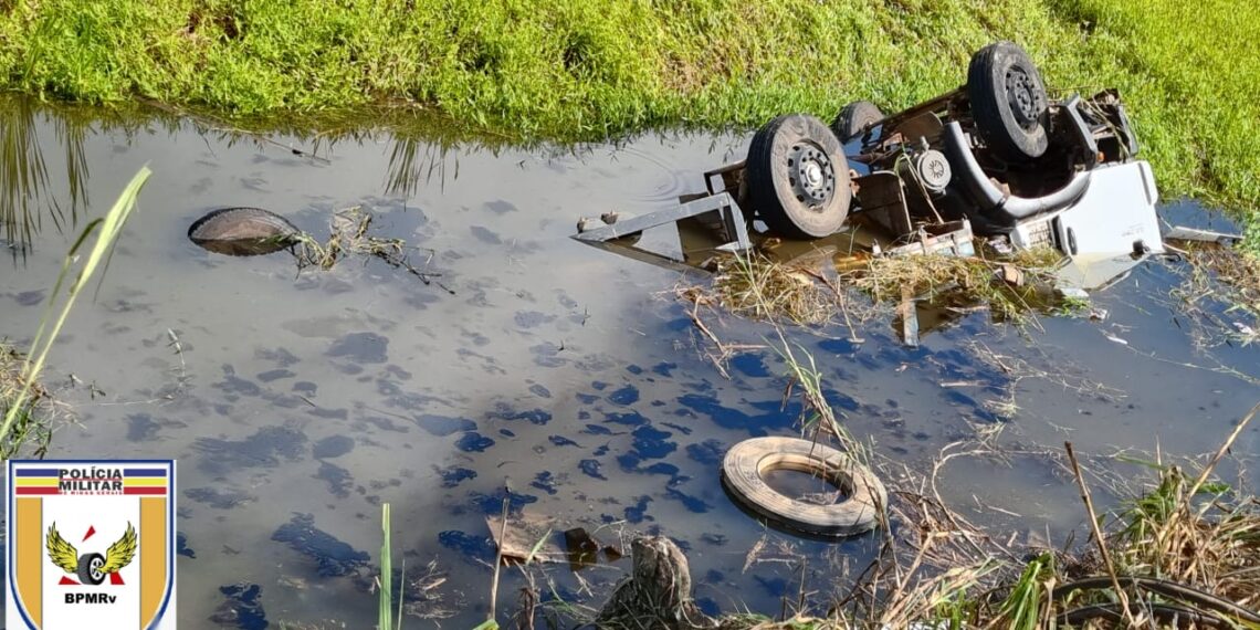 Batida entre dois caminhões deixa duas pessoas feridas no sul de Minas