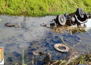 Batida entre dois caminhões deixa duas pessoas feridas no sul de Minas