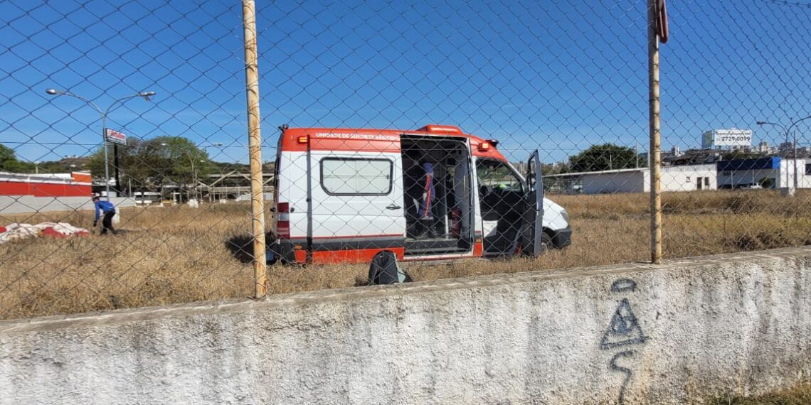 Piloto de parapente independente faz pouso emergencial e turista fica ferido em Poços de Caldas