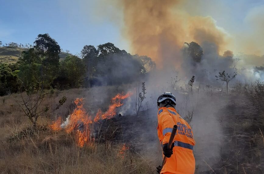 9 mil metros de vegetação são consumidos por incêndio em Poços de Caldas