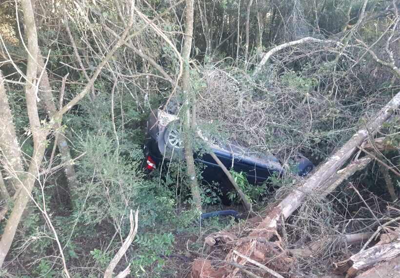 Motorista perde controle e carro capota entre Poços e Andradas