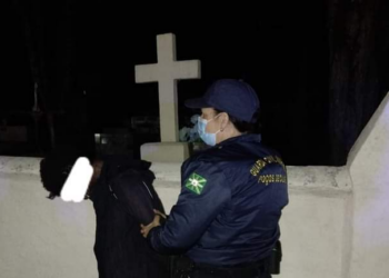Mulher é flagrada furtando alças de túmulos no Cemitério em Poços de Caldas 