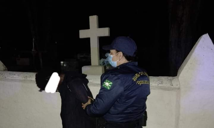 Mulher é flagrada furtando alças de túmulos no Cemitério em Poços de Caldas 