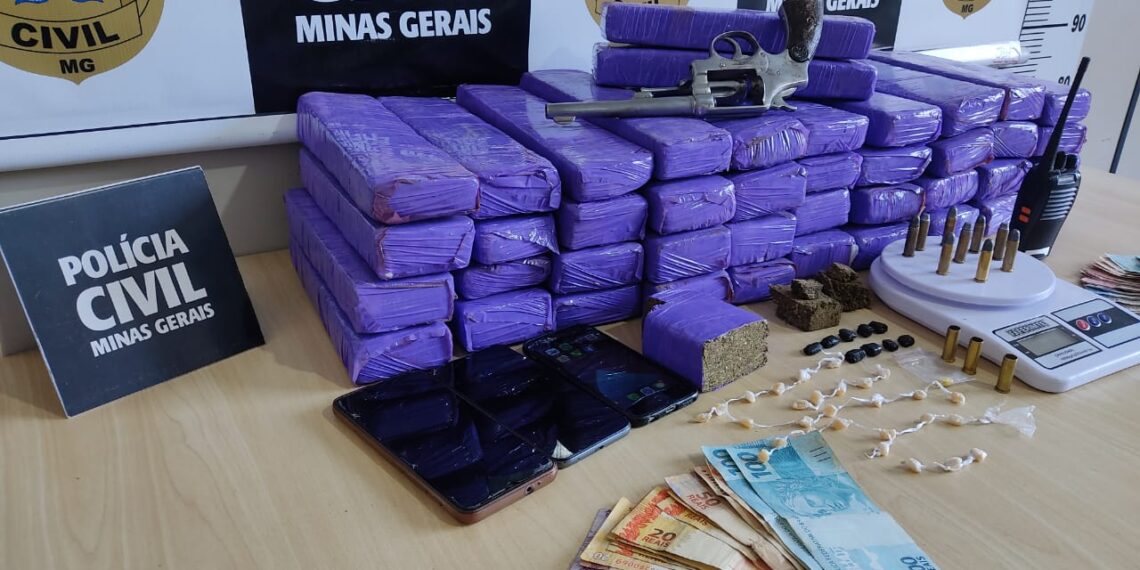 Polícia Civil apreende 30 kg de maconha em Poços; dois presos e um apreendido