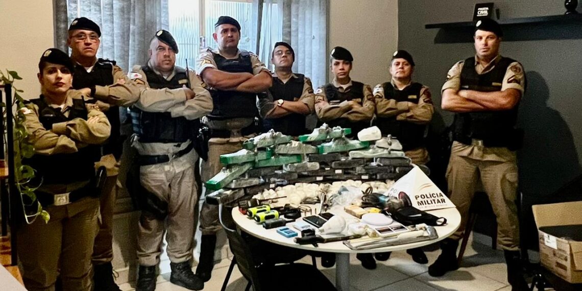 PM de Poços apreende 40 kg de drogas, R$ 22 mil, euro e dólar; três suspeitos foram presos