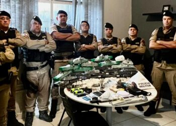 PM de Poços apreende 40 kg de drogas, R$ 22 mil, euro e dólar; três suspeitos foram presos